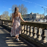 robe simone à fleurs spring portée en extérieur vue de dos éloignée