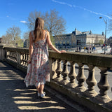 robe simone à fleurs spring portée en extérieur vue de dos éloignée