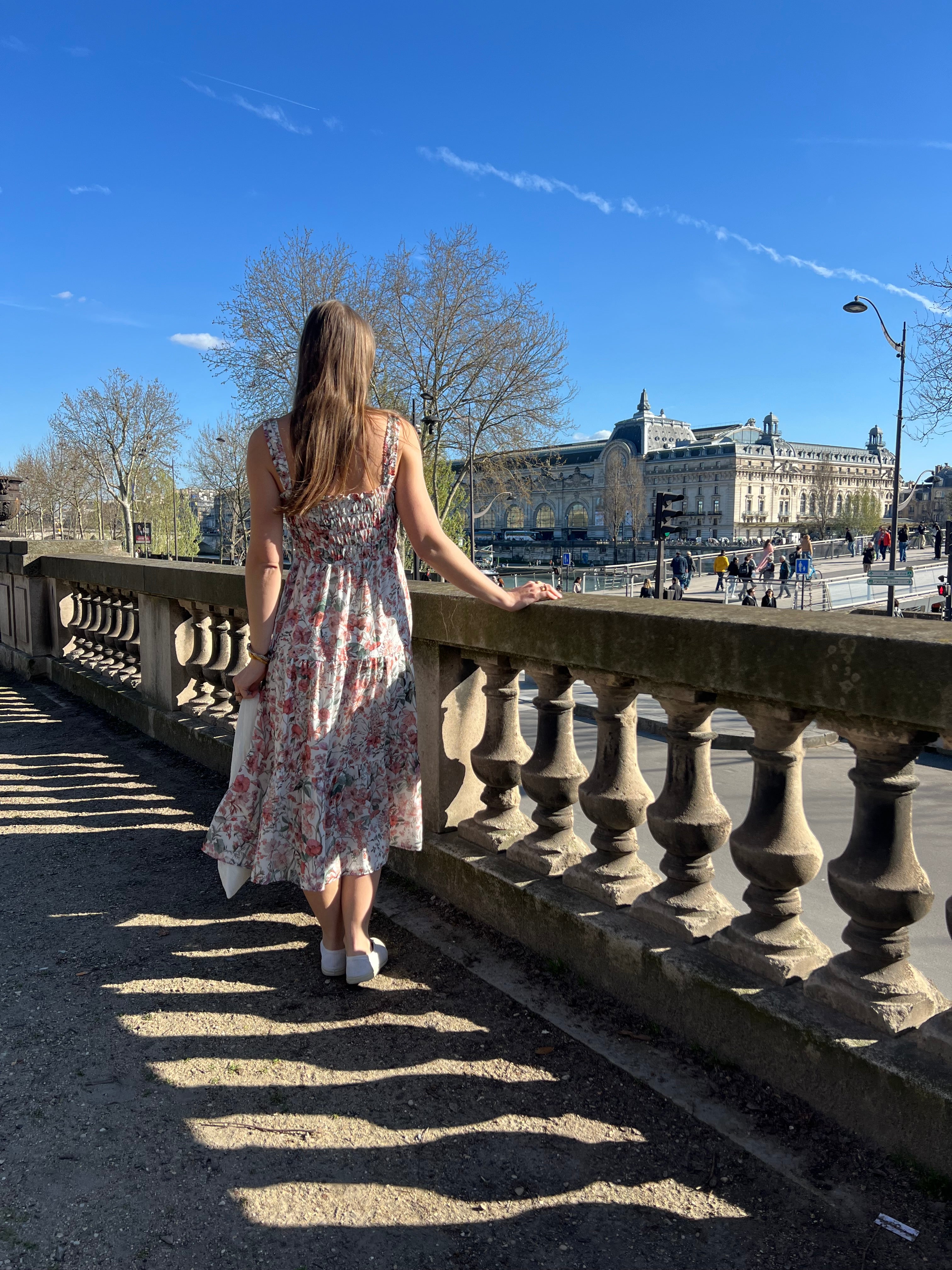 robe simone à fleurs spring portée en extérieur vue de dos éloignée