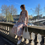 robe simone à fleurs spring portée assise en extérieur avec sac en dentelle