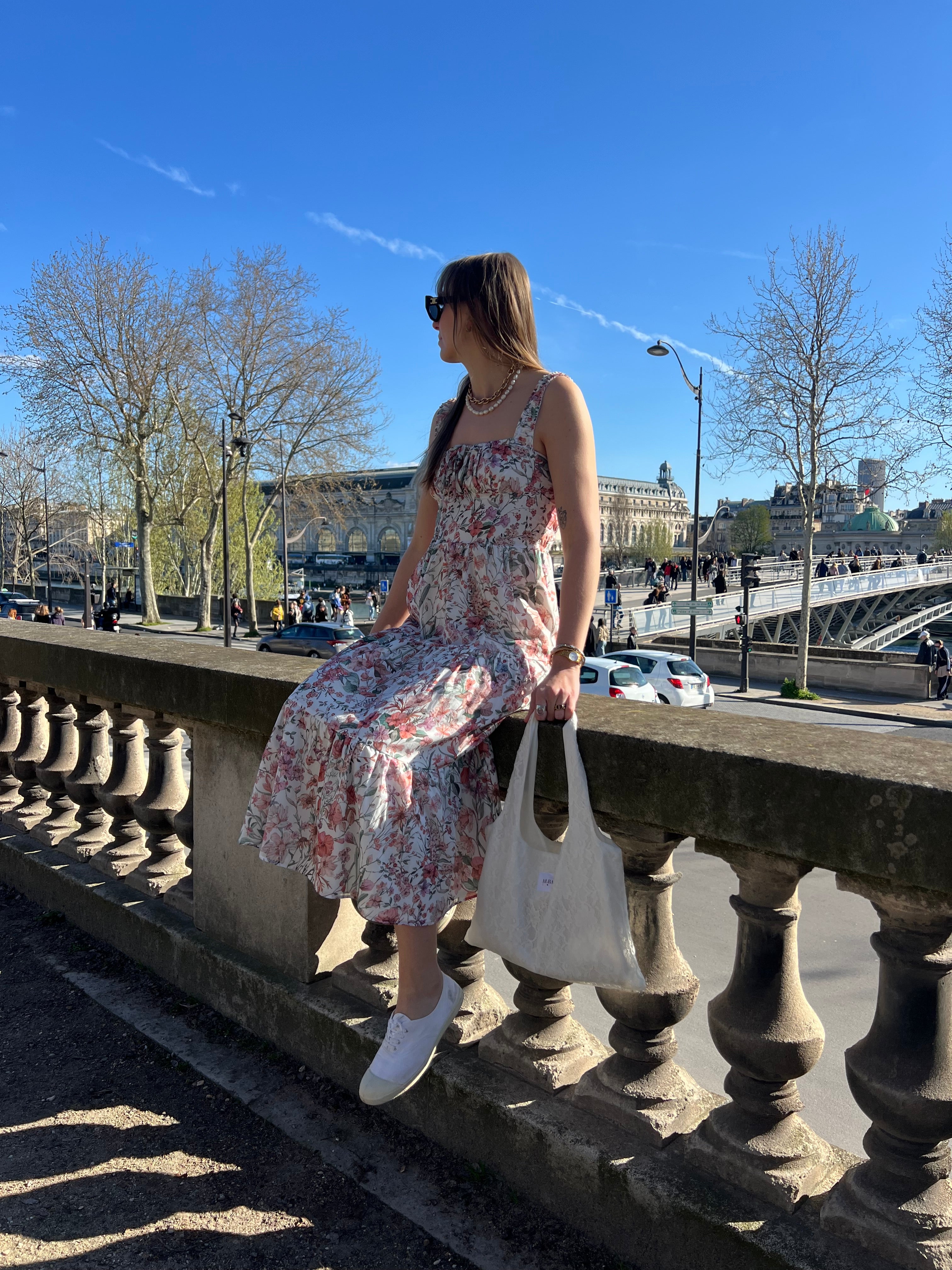 robe simone à fleurs spring portée assise en extérieur avec sac en dentelle