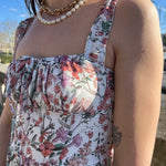 robe simone à fleurs spring, portée en extérieur zoom bustier