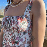 robe simone à fleurs spring, portée en extérieur zoom bustier