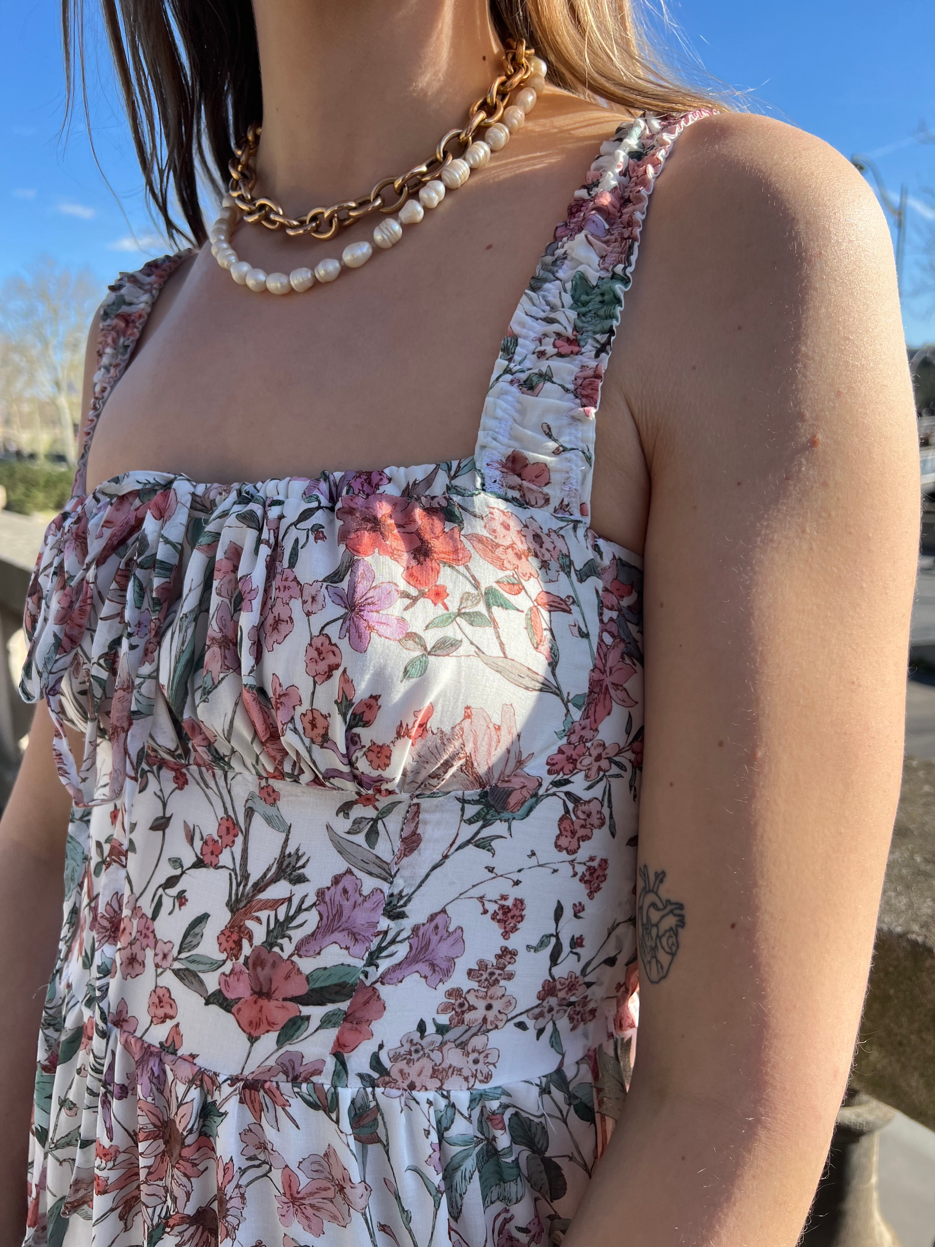 robe simone à fleurs spring, portée en extérieur zoom bustier