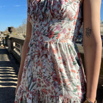 robe simone à fleurs spring portée en extérieur vue de face