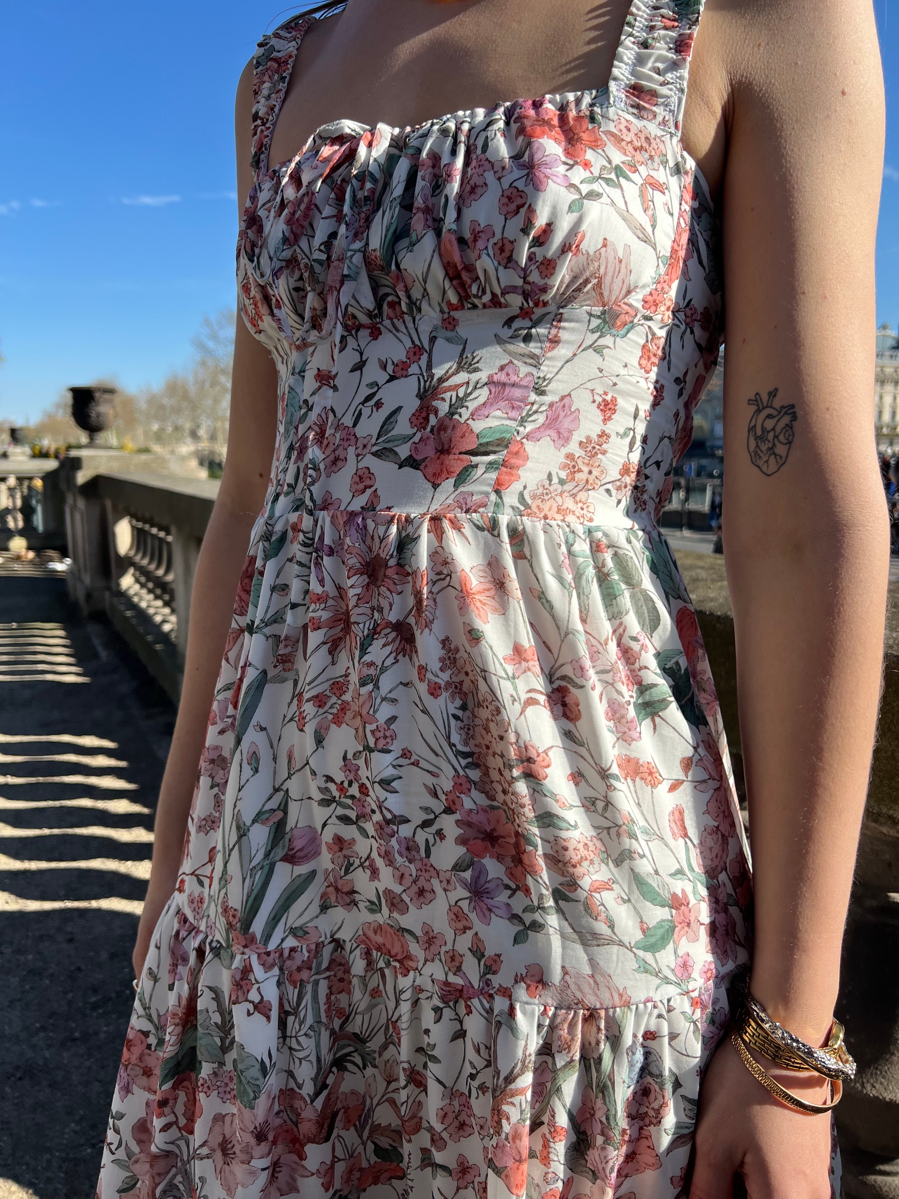 robe simone à fleurs spring portée en extérieur vue de face