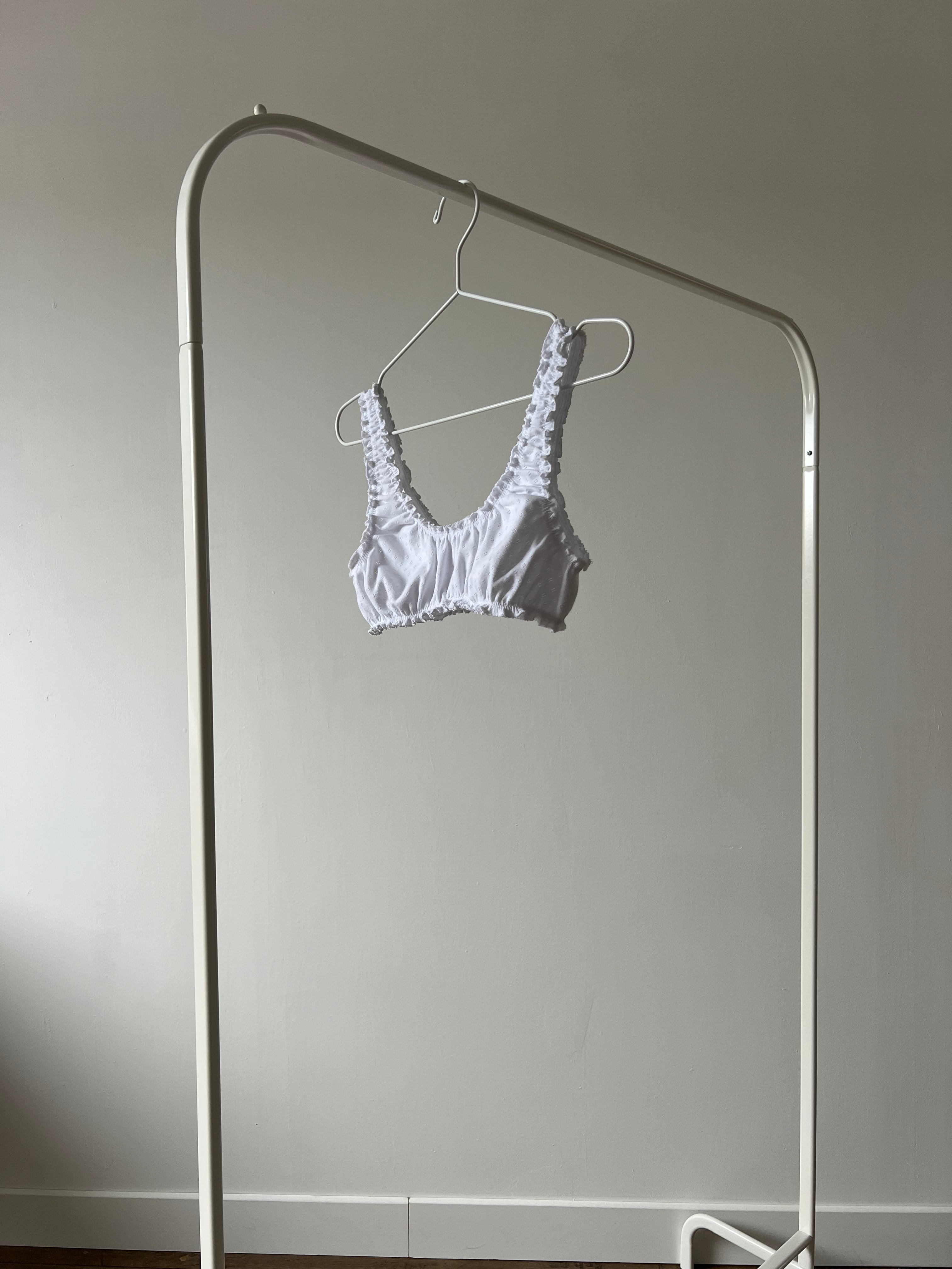 brassière rosalie en jersey pointelle blanc posé sur portant