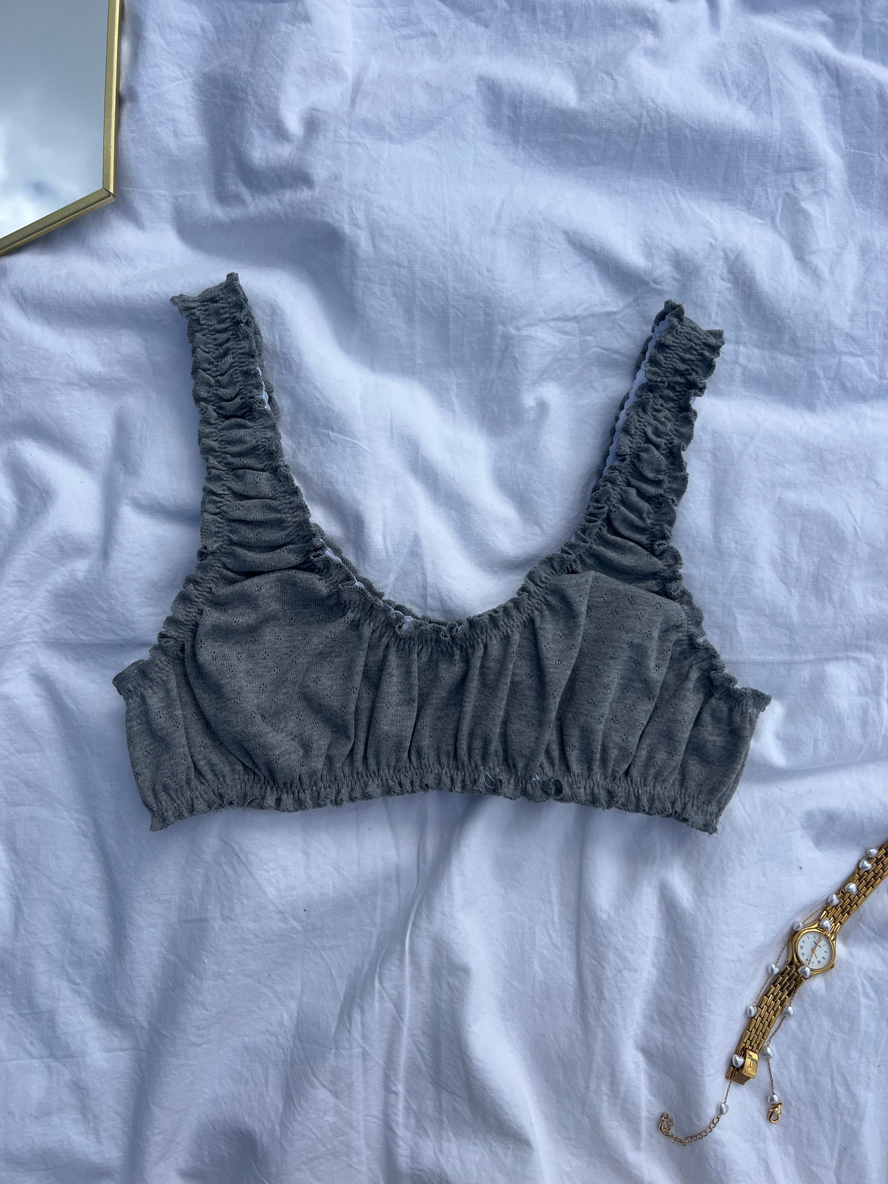 brassière rosalie en jersey pointelle gris posé sur un draps
