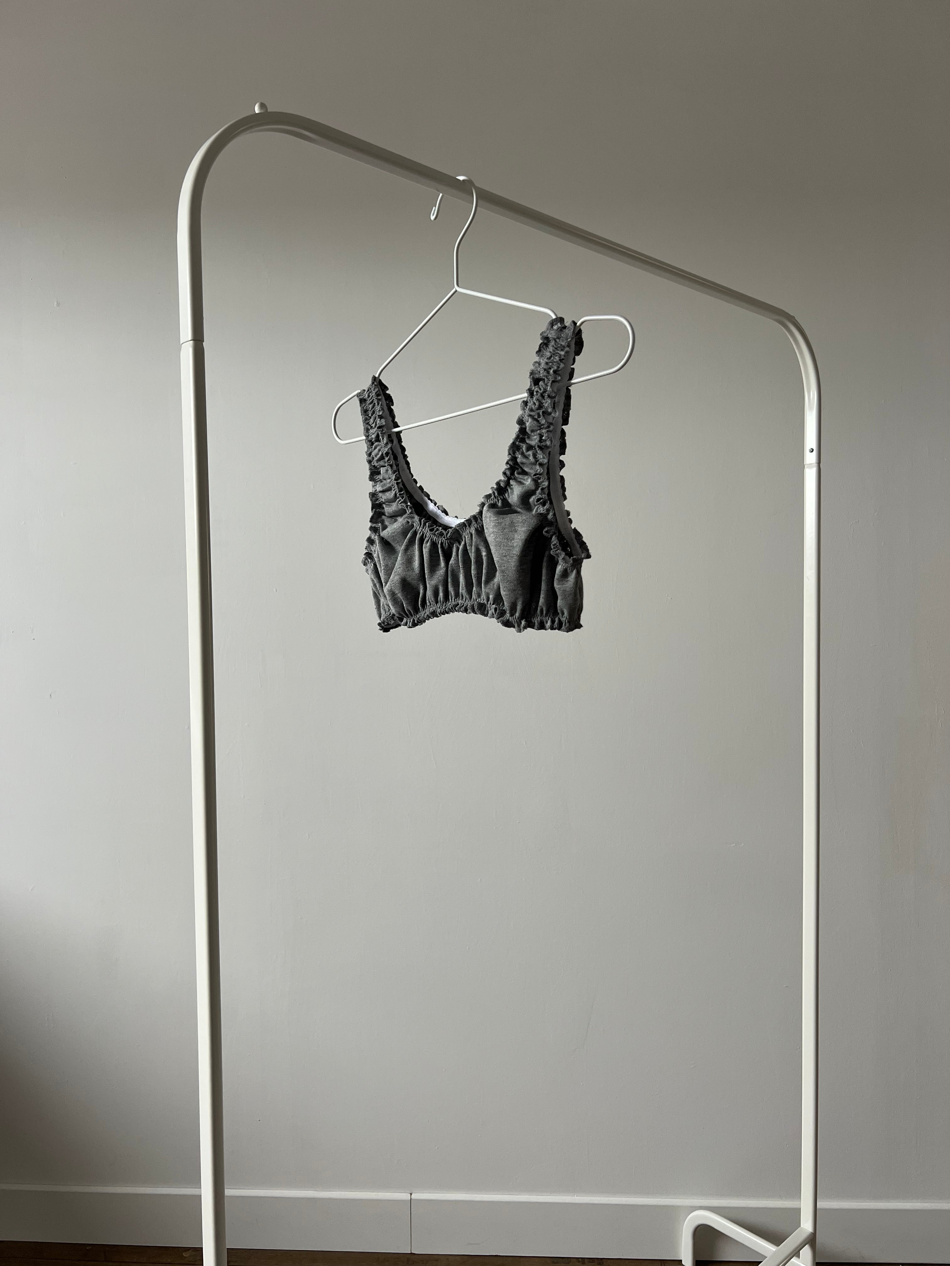 brassière rosalie en jersey pointelle gris posé sur portant