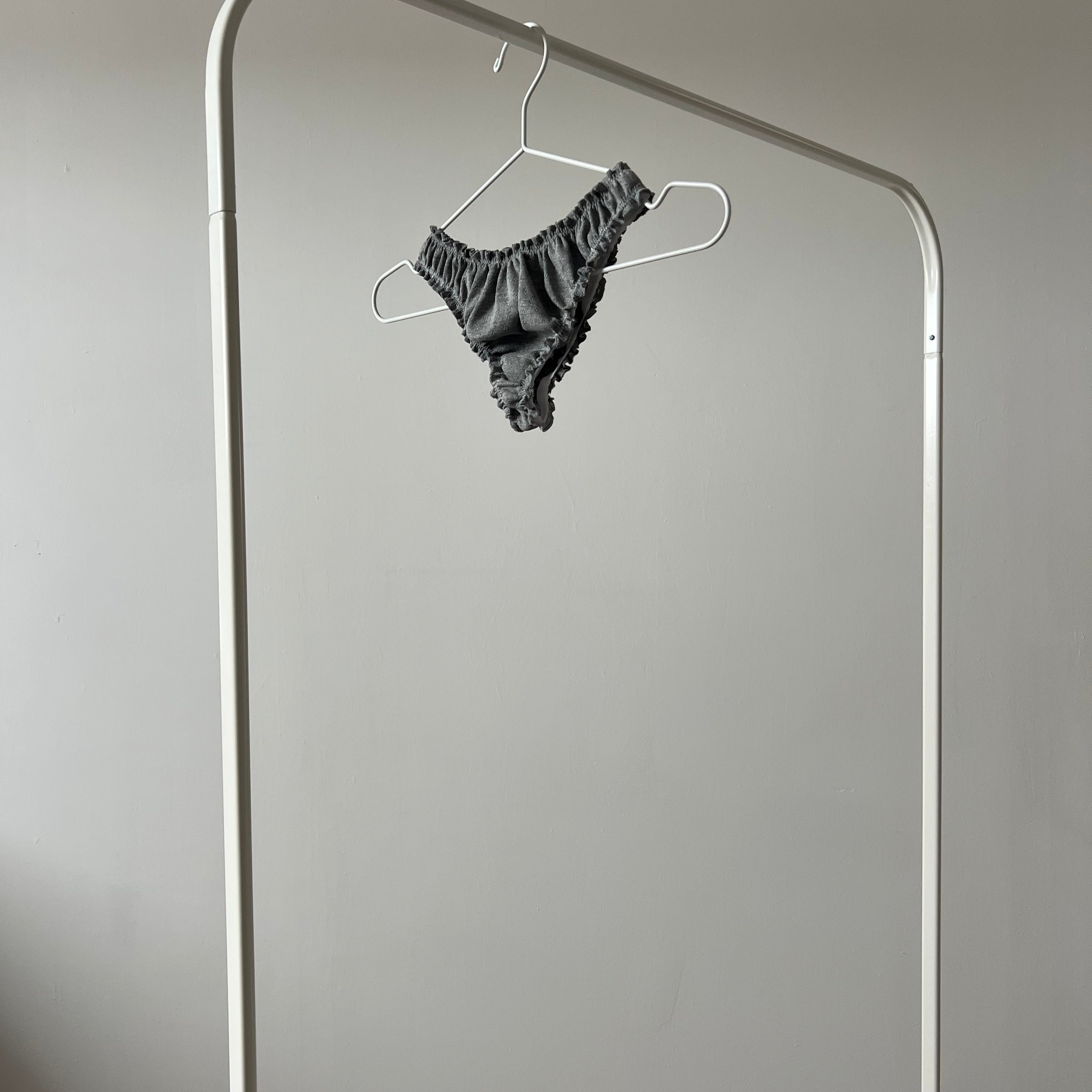 tanga rosalie en jersey pointelle gris posé sur portant