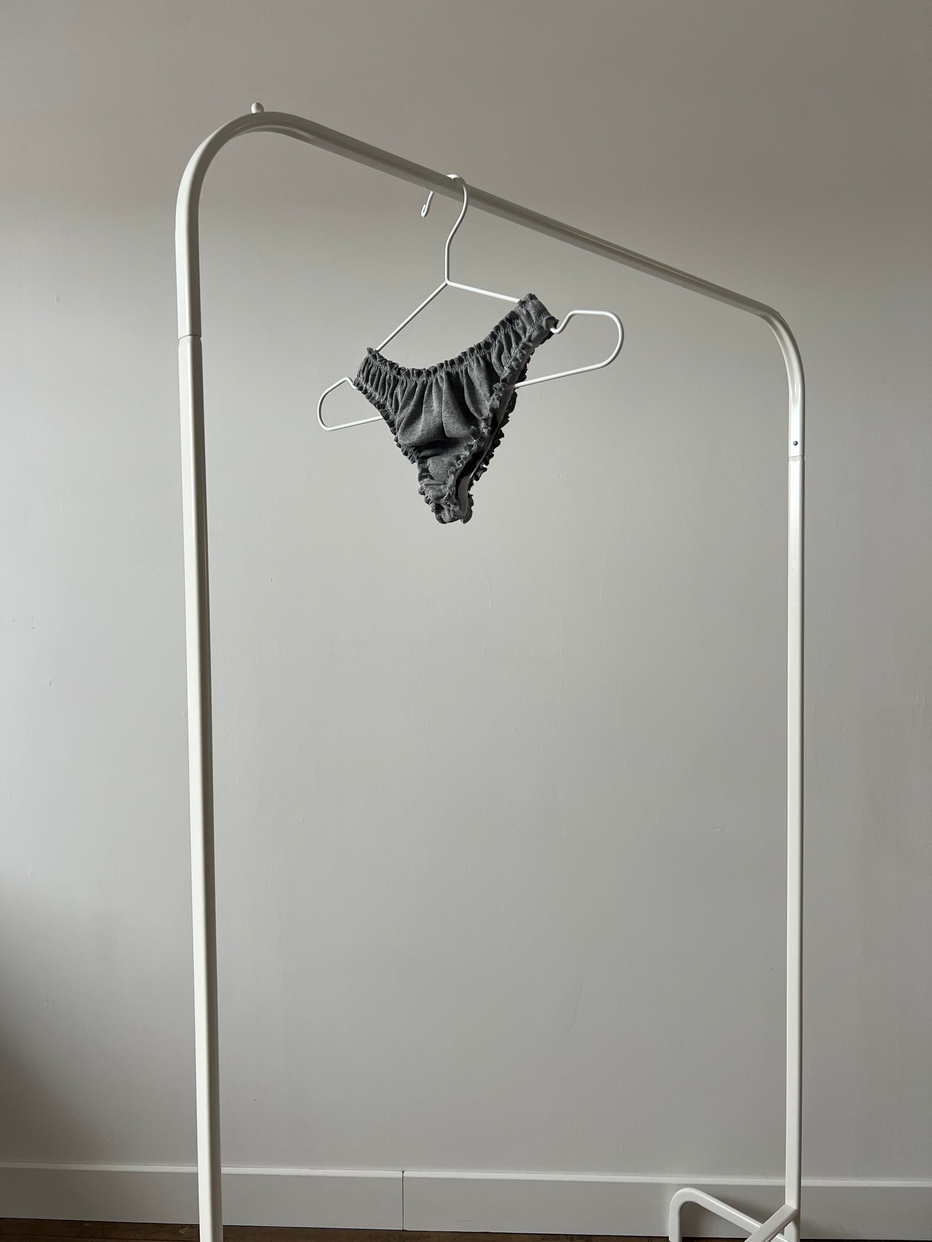 tanga rosalie en jersey pointelle gris posé sur portant