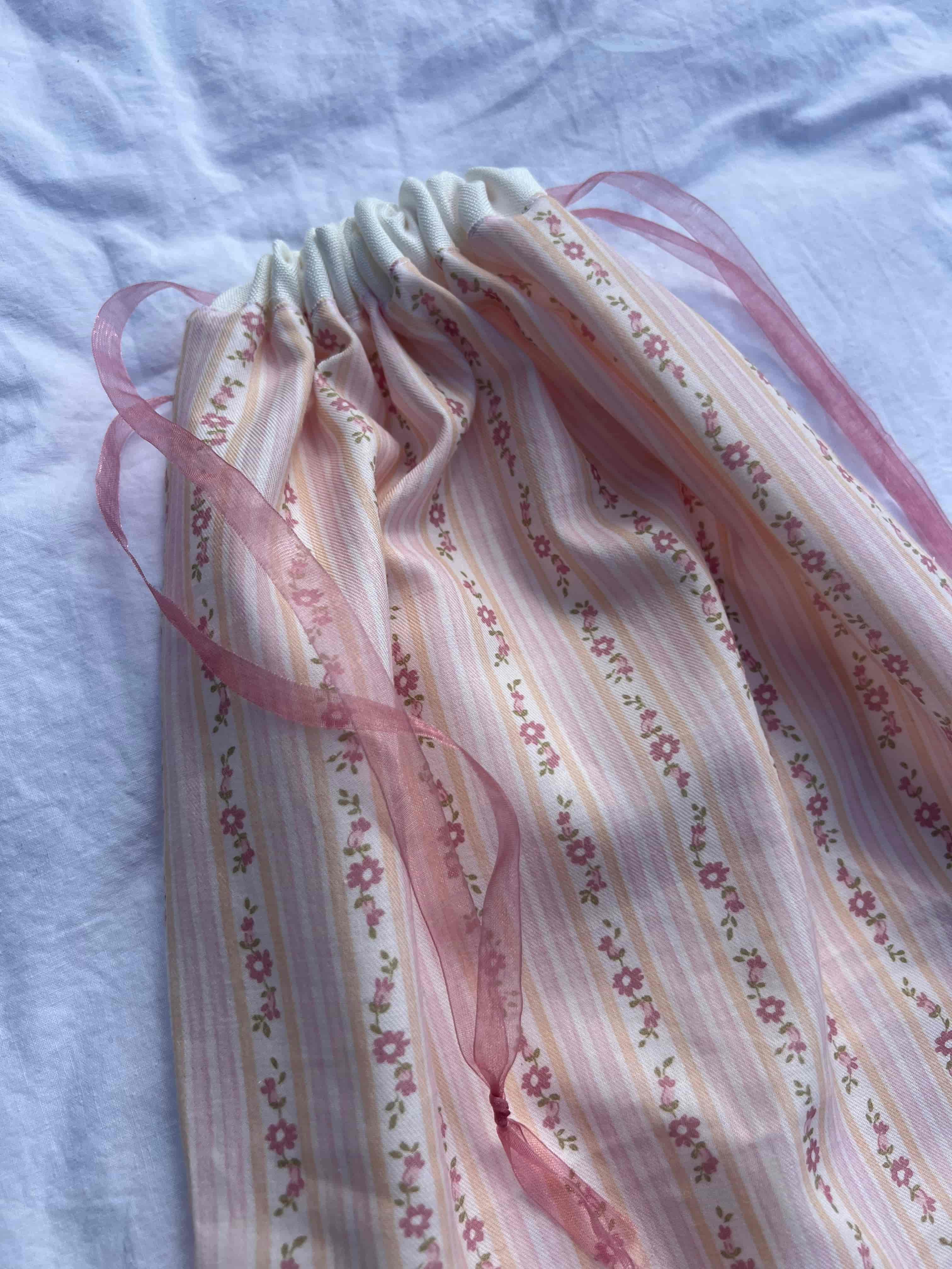 zoom détails sac à chaussures / rangement, rayures fleurs et lin, fermé et posé sur un drap