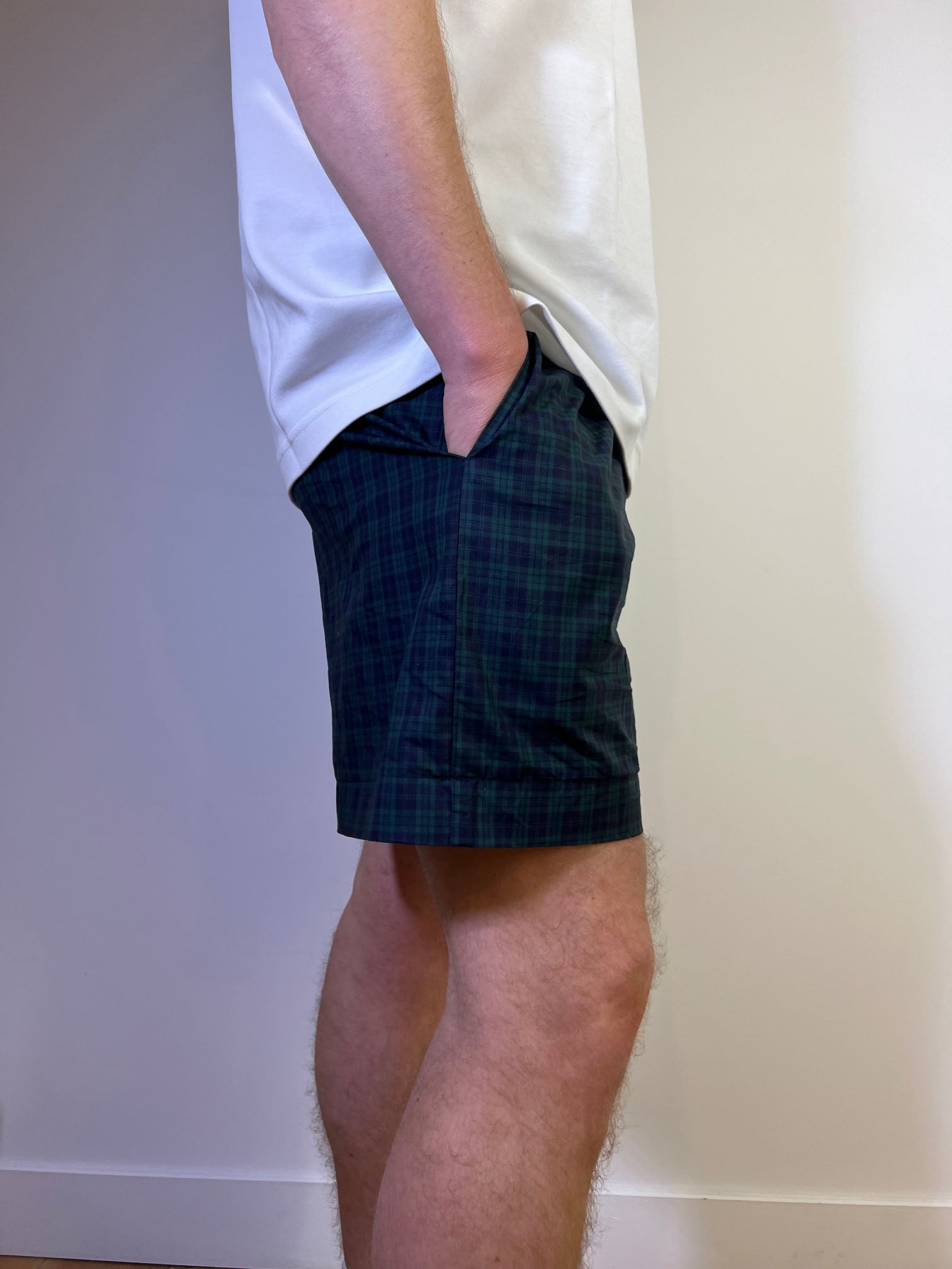 Short en popeline vert à carreau homme de profil