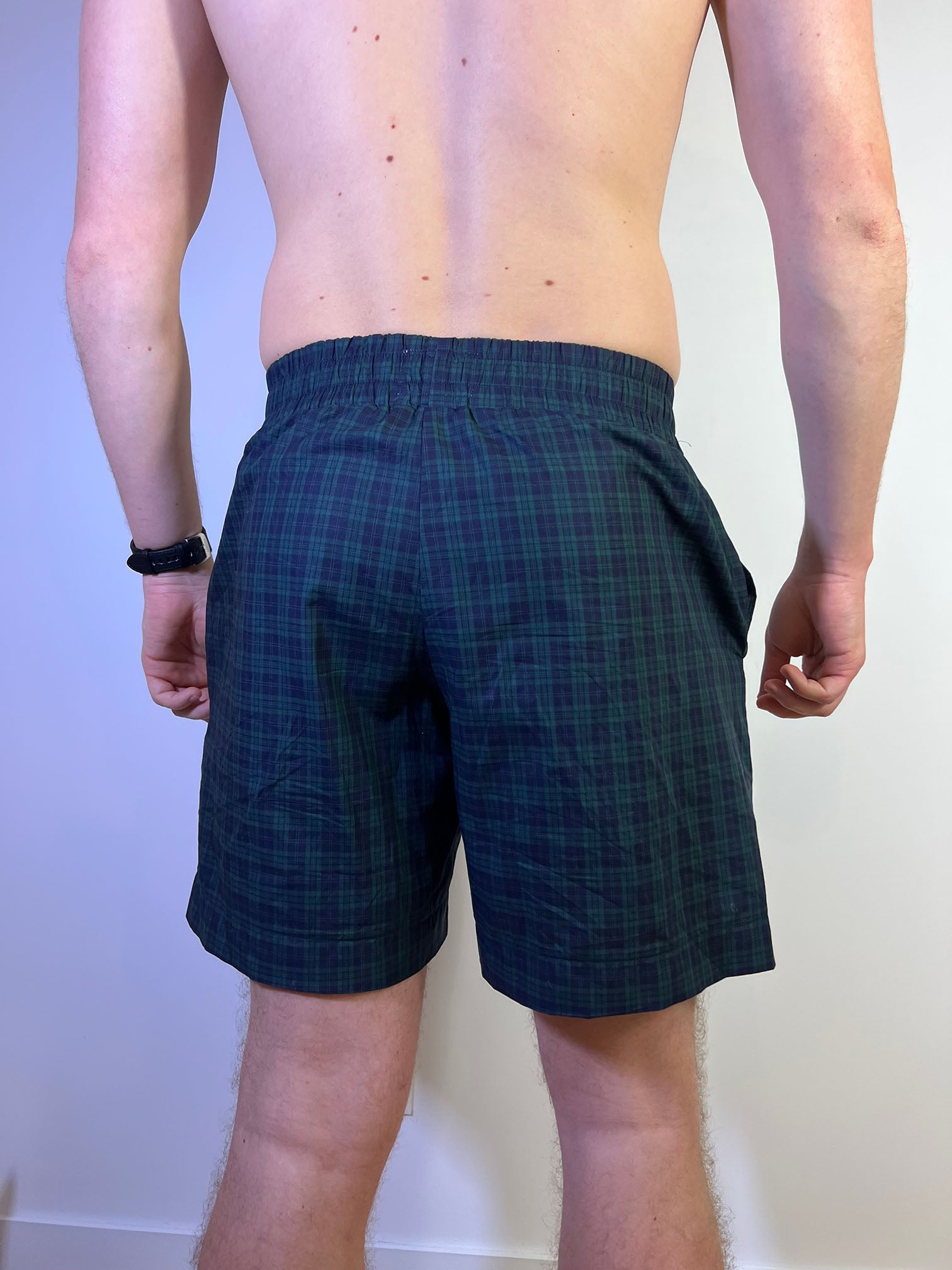 Short en popeline vert à carreau homme de dos