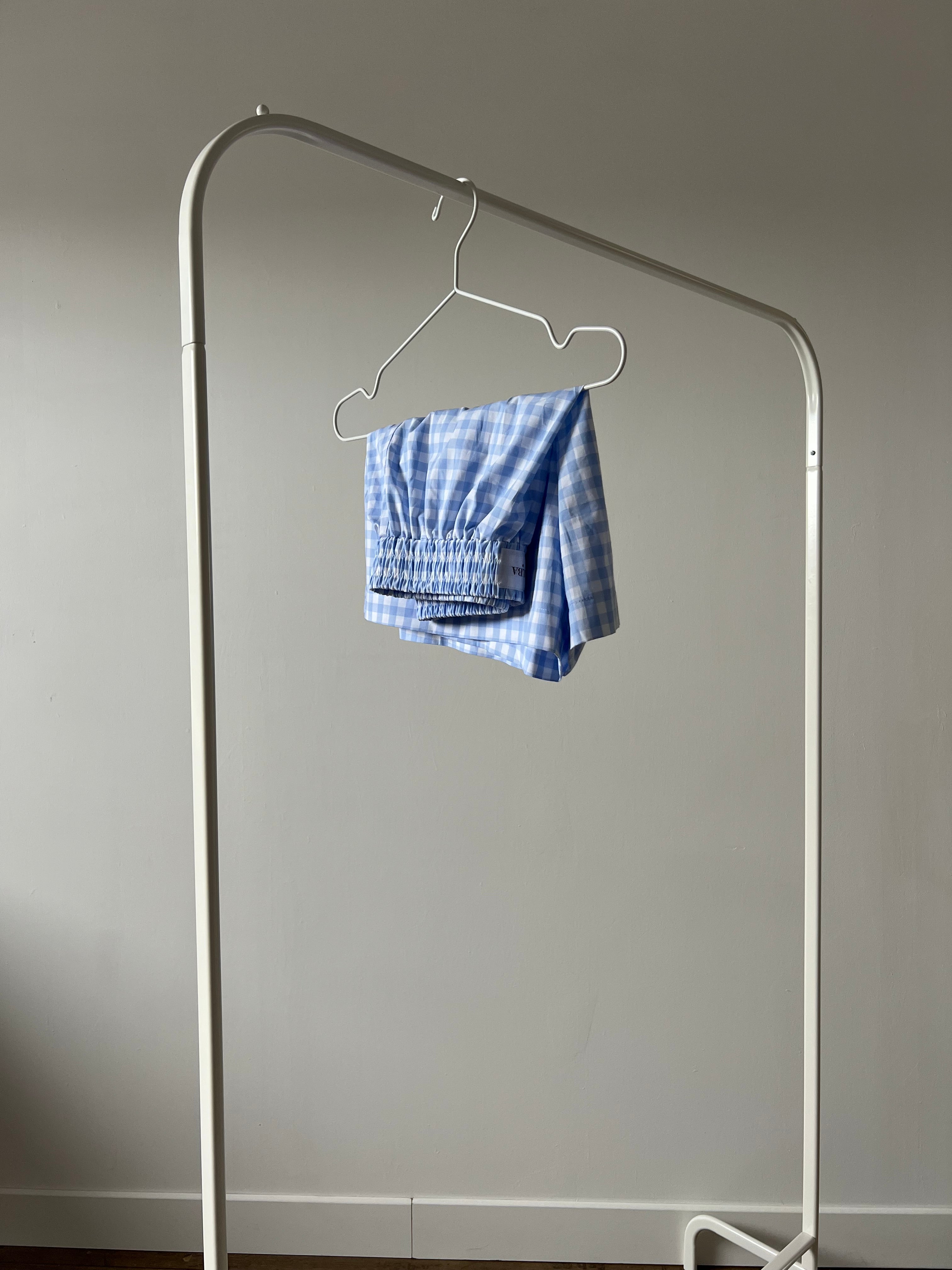 short lucas en popeline vichy bleu posé sur portant