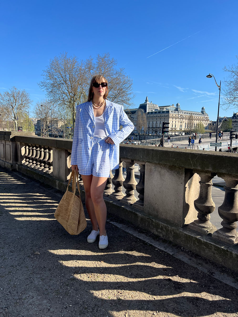short lucas en popeline vichy bleu porté en extérieur avec la veste assortis et un debardeur en jersey pointelle blanc, vue éloignée