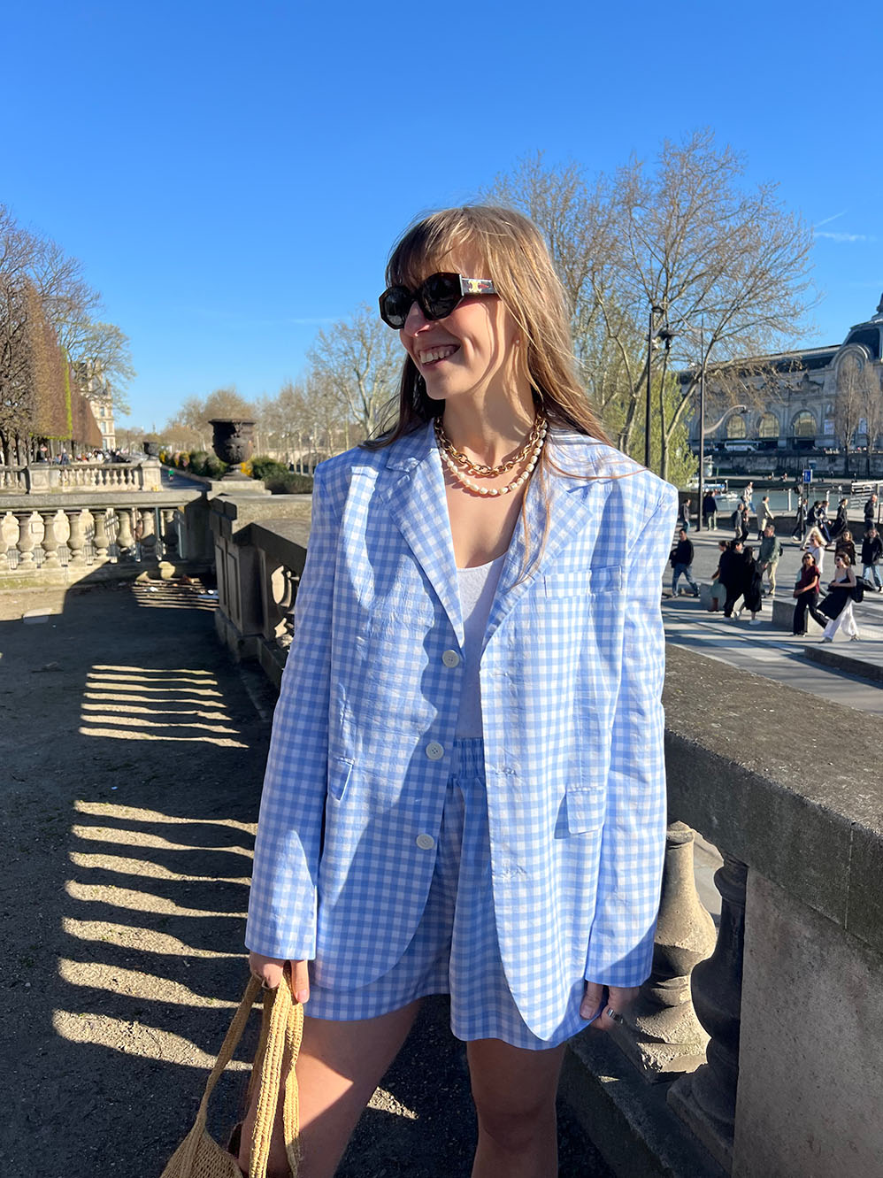 short lucas en popeline vichy bleu porté en extérieur avec la veste assortis et un debardeur en jersey pointelle blanc 