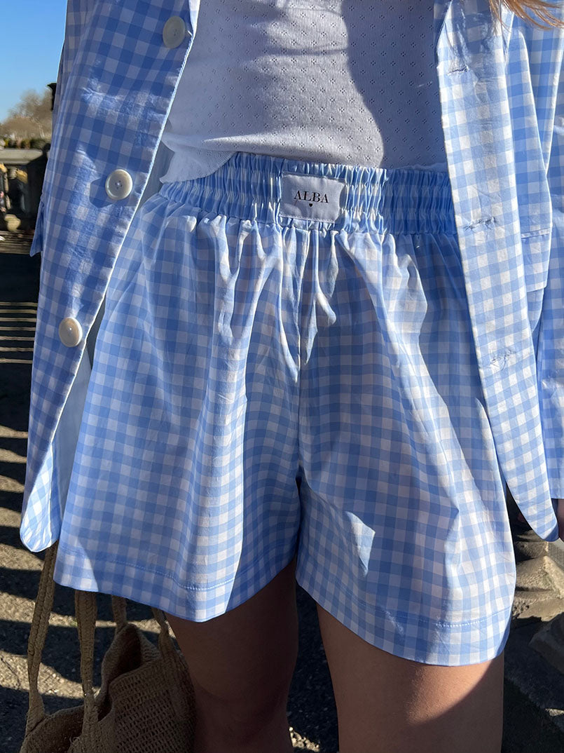 zoom short lucas en popeline vichy bleu porté en extérieur avec la veste assortis et un debardeur en jersey pointelle blanc 