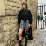 Short Lucas vichy noir ALBA – look parisien moderne avec t-shirt noir et manteau long