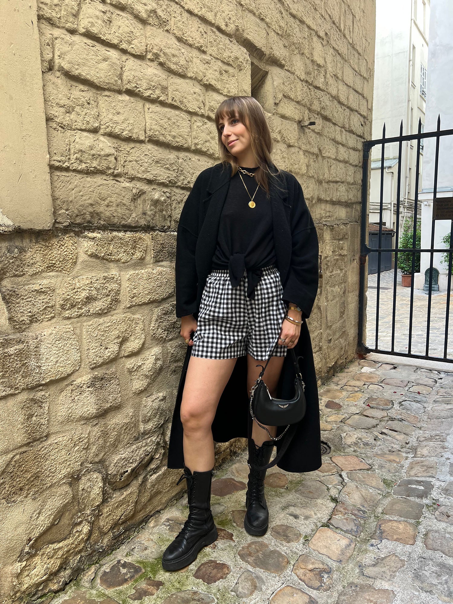 Short Lucas vichy noir ALBA – look parisien moderne avec t-shirt noir et manteau long