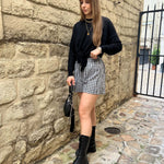 Mode parisienne ALBA – short Lucas vichy noir femme associé à des bottes noires