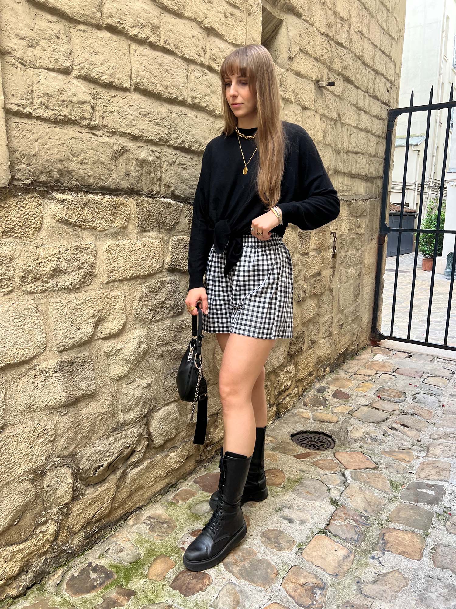 Mode parisienne ALBA – short Lucas vichy noir femme associé à des bottes noires