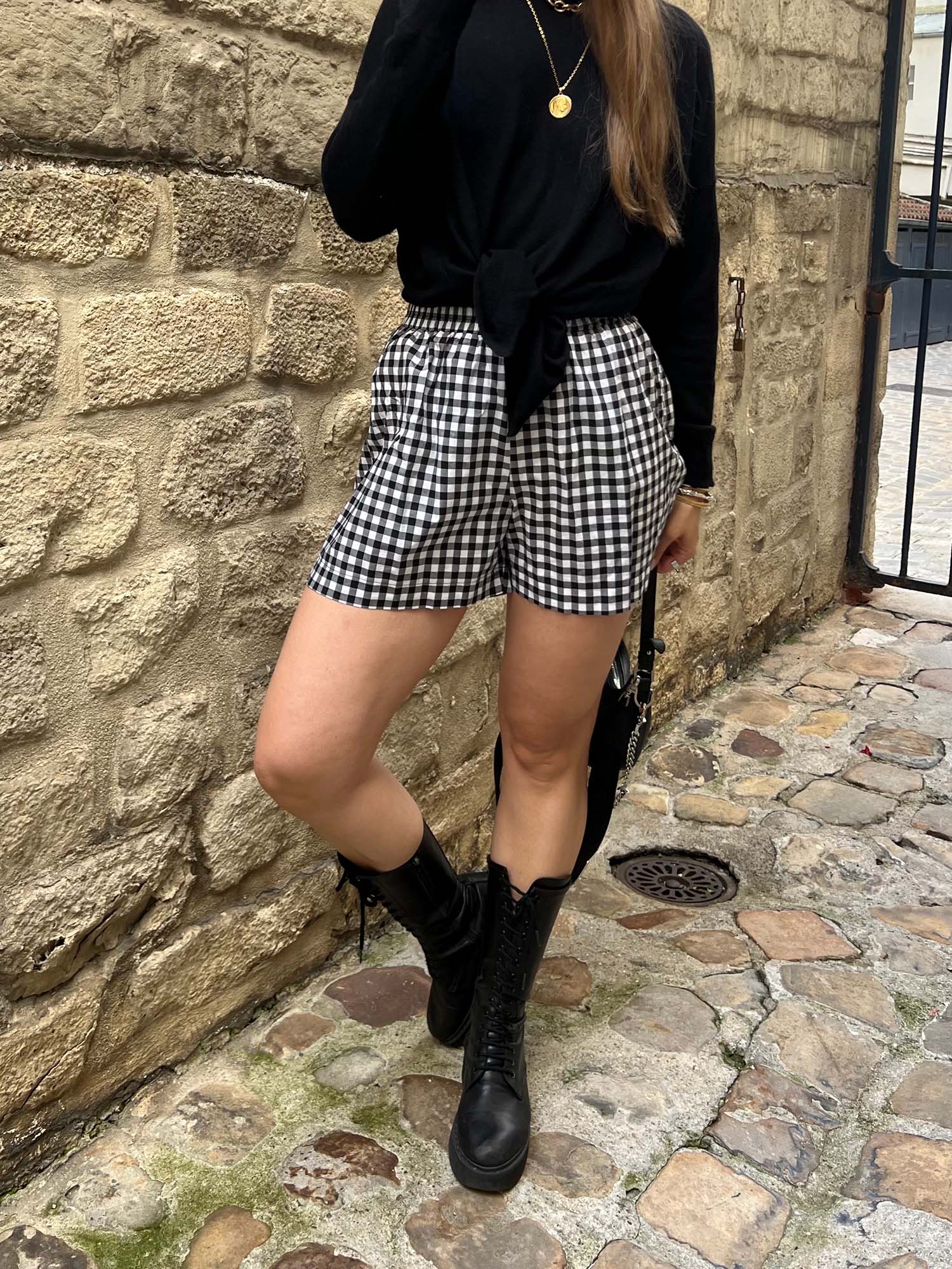 Look tendance ALBA – short Lucas vichy noir porté avec haut noir et sac à main