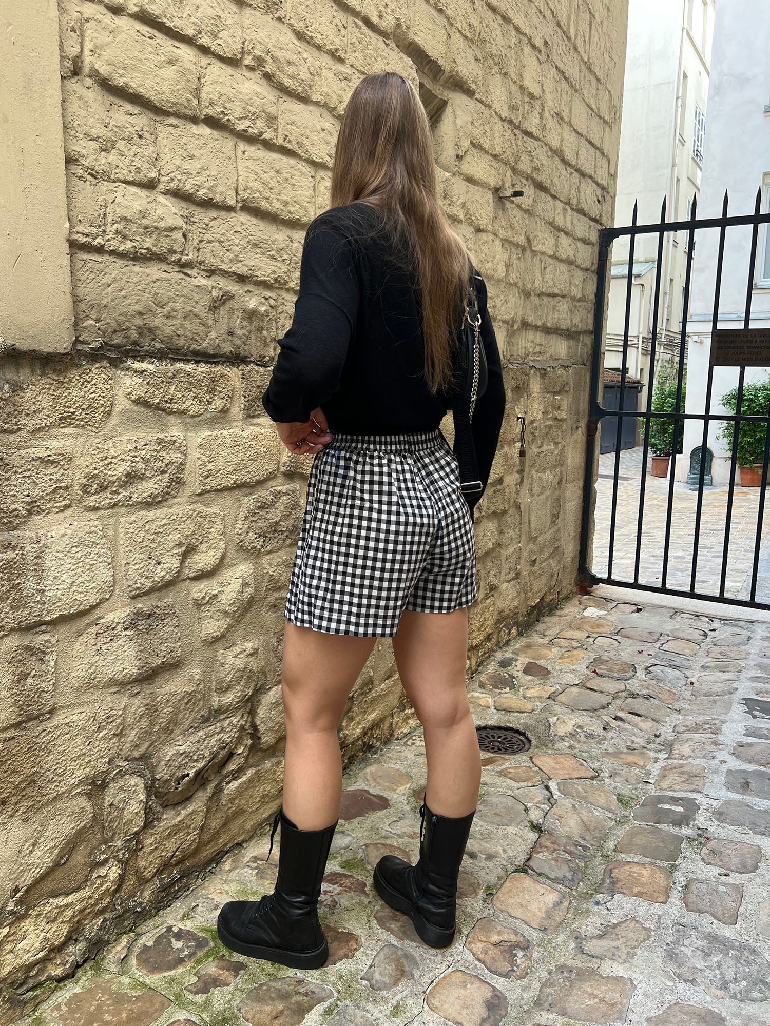 Short Lucas vichy noir ALBA – style chic et décontracté dans les rues de Paris