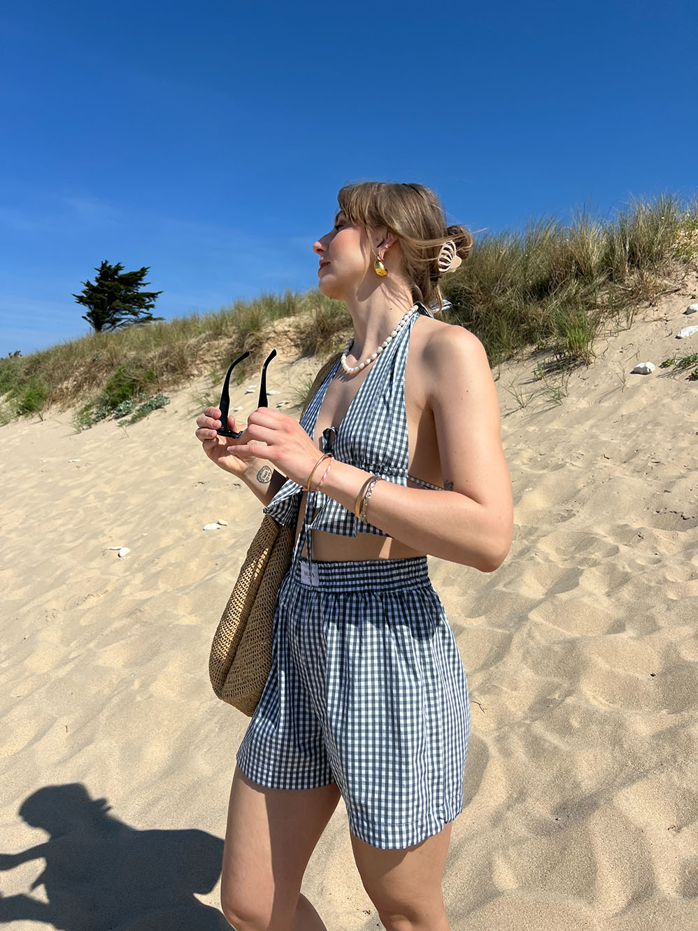 short Lucas en popeline vichy vert et blanc porté à la plage avec top Adam assortis, vue de côté