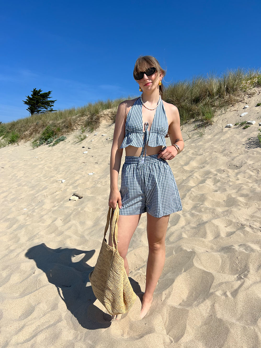 ensemble short Lucas en popeline vichy vert et blanc et top Adam assortis porté à la plage, vue de face éloignée