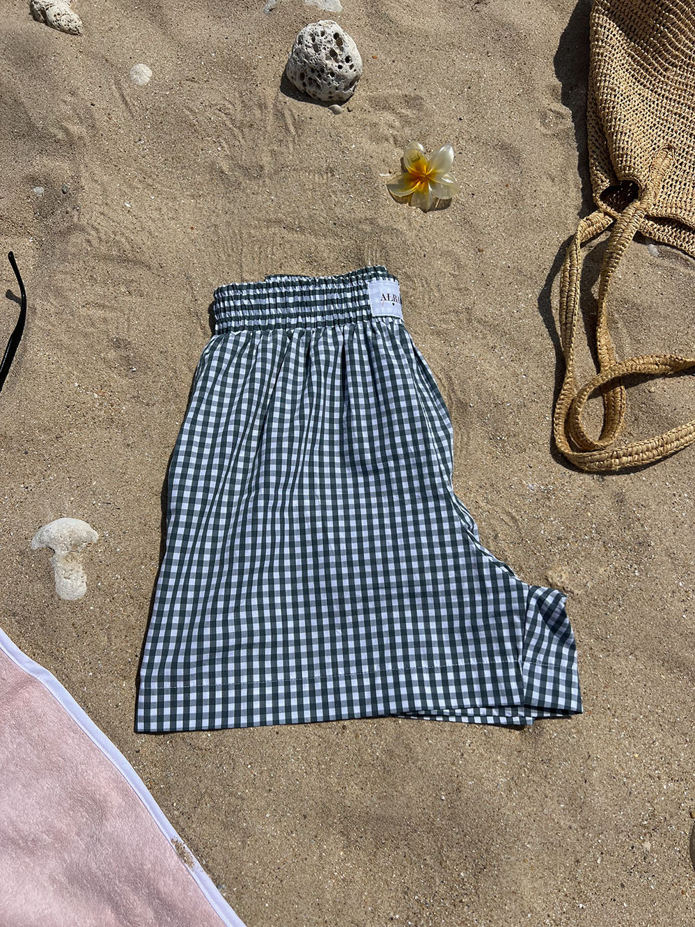 short Lucas en popeline vichy vert et blanc posé sur le sable