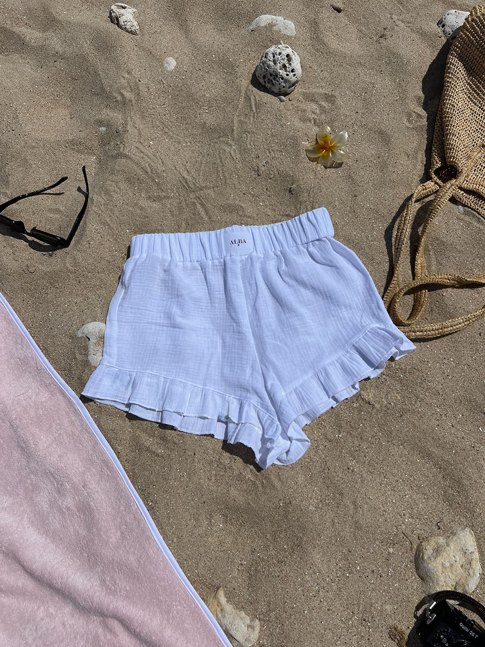 short Paul en coton gaze blanc posé sur le sable