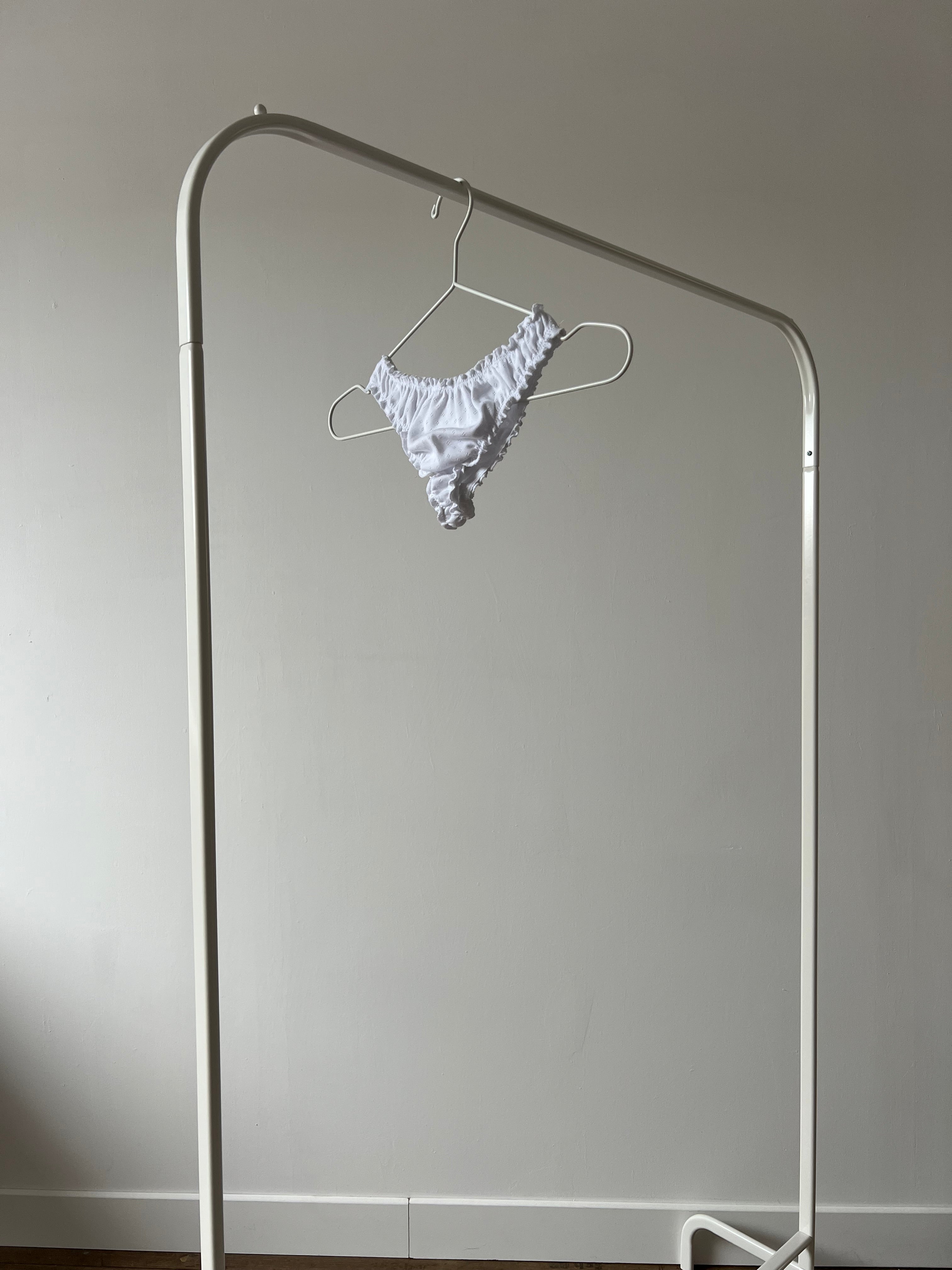 tanga rosalie en jersey pointelle blanc posé sur portant
